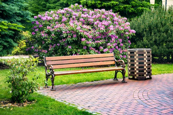 Banc Bois Avec Pieds Fer Avec Une Poubelle Faite Planches Photo De Stock