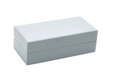 Gri dikdörtgen ahşap mücevher kutusu, beyaz arkaplanda izole edilmiş basit bir nesne, hiç kimse.