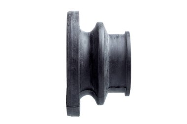 Otomobil dingil botları veya CV eklem botları toz ve nemden korunmak için esnek siyah lastik kılıf beyaz arka planda izole edilmiş yedek parça yan görünümü.