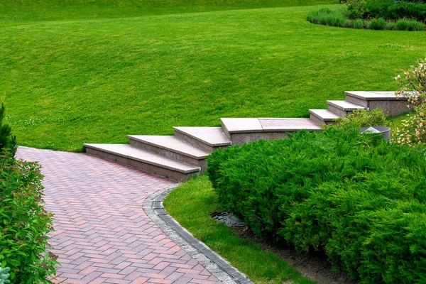 Granite Steps Path Brick Stone Tile Park Slope Evergreen Bushes — Stock Photo, Image