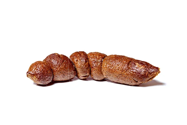 Kahverengi dışkı, kesme yolu beyaz arka planda izole edilmiş köpek dışkısı, yakın plan kaka.