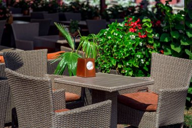 Tencere dibin kara seninki benden kara, seninki benden kara, seninki benden kara, seninki benden kara, seninki benden kara, seninki benden kara, seninki benden kara..