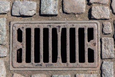 Kuru, güneşli hava manzarasında kaldırım taşı kaldırım kaldırımında paslı, dikdörtgen ızgara rögar drenaj sistemi, hiç kimse.