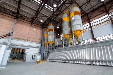 Beton fabrikası ve çimento konteynırları karışımı otomatikman karıştırmak için kum, depo hangarı ve depo tankı ile beton üretimi için depo, hiç kimse.