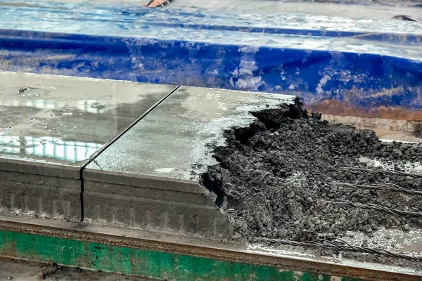 コンクリート床スラブの製造はコンクリート生産を強化した 住宅用プラント産業用コンクリートプラントジェット近接スラブカット — ストック写真