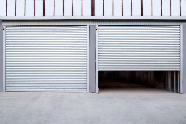 Porta Obturador Ferro Cinzento Garagem Construção Industrial Armazém Fachada Exterior — Fotografia de Stock