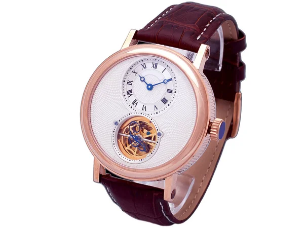 質感の文字盤とギア 白の背景に茶色の革のブレスレットの隔離されたオブジェクトを持つ時計とメカニズムの詳細とゴールド手首の腕時計 — ストック写真