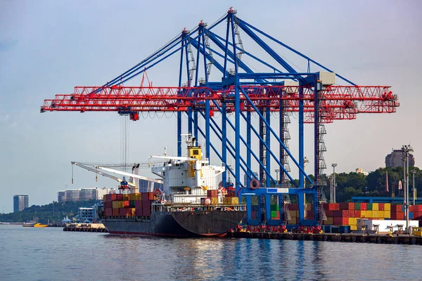 Logistiek Vervoer Van Containervrachtschip Met Werkende Kraanbrug Scheepswerf Logistieke Import — Stockfoto