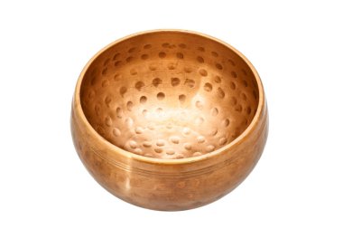 Benekli tasarımı olan bakırdan altın bir kase, beyaz arka planda izole edilmiş ayurveda ses iyileştirici meditasyon aracı, hiç kimse.