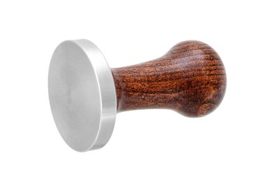 Kahverengi ahşap saplı kahve makinesi ve paslanmaz pres, beyaz üzerine izole edilmiş nesne. Kahve tableti için barmen ekipmanı, hiç kimse.