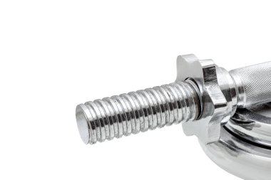 Ek ağırlık ayarlanabilir halterlerden oluşan vidaları takmak için vidaları olan yakın çekim ipliği paslanmaz çelikten, prefabrik aksesuarlardan, beyaza izole edilmiş hiç kimse.