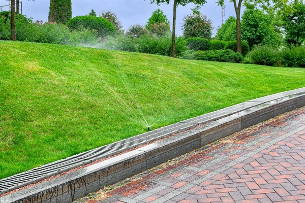 Automatic Lawn Watering System Park Plants Water Spray Landscape Moistening — Stock Photo, Image