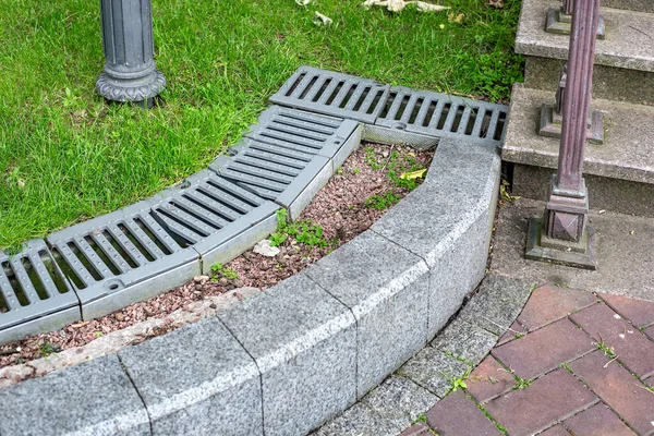 Ijzeren Drainage Rooster Aan Kant Van Weg Met Groen Gras — Stockfoto