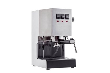 Espresso hazırlama ve süt köpürtme için portafilter ve tutacağı olan gri paslanmaz çelik keçiboynuzu kahve makinesi, beyaz arka planda izole edilmiş kahve dükkanı ekipmanları..