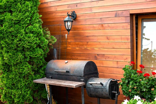 Hierro Negro Oxidado Barbacoa Cerca Casa Madera Con Linterna Retro —  Fotos de Stock