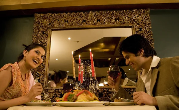 Pareja disfrutando de la comida — Foto de Stock