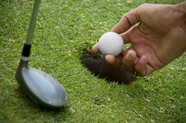 Positioning golf ball on tee — Stock Photo, Image