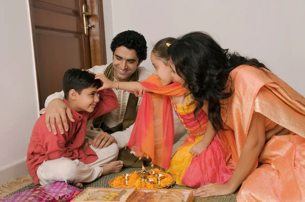 Família celebrando Diwali — Fotografia de Stock