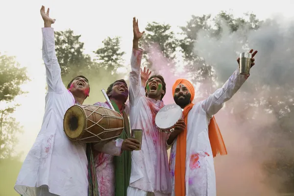 Homens celebrando Holi — Fotografia de Stock