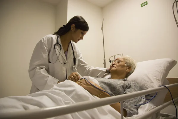 Lekarz sprawdzania jej pacjenta — Zdjęcie stockowe