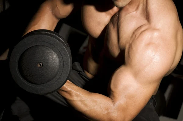 Hombre haciendo ejercicio — Foto de Stock