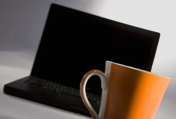 Laptop och cup — Stockfoto