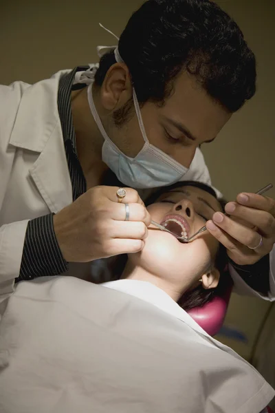 Zęby dentysta kontroli pacjenta — Zdjęcie stockowe