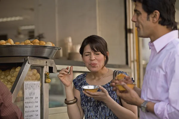 Hombre y mujer teniendo comida callejera — Foto de Stock