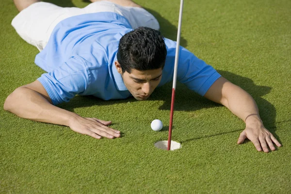 Golfer about to shoot — Stock Photo, Image