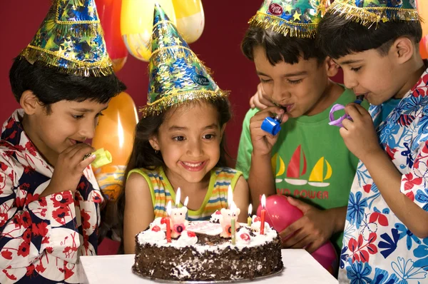 Niños en fiesta de cumpleaños — Foto de Stock