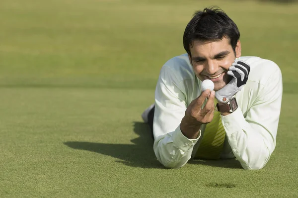 Man with golf ball — Stock Photo, Image