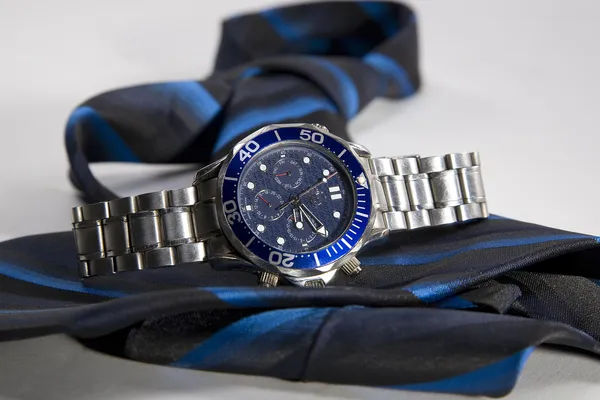 Uhr mit blauer Krawatte — Stockfoto