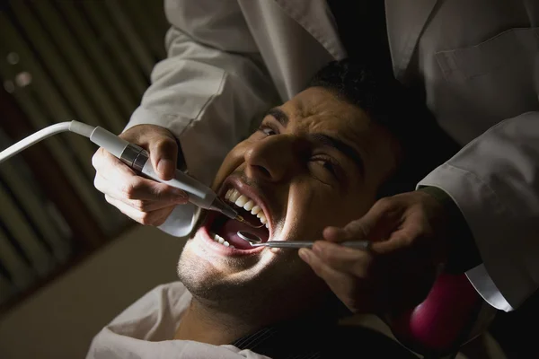 Patient bekommt zahnärztliche Untersuchung — Stockfoto