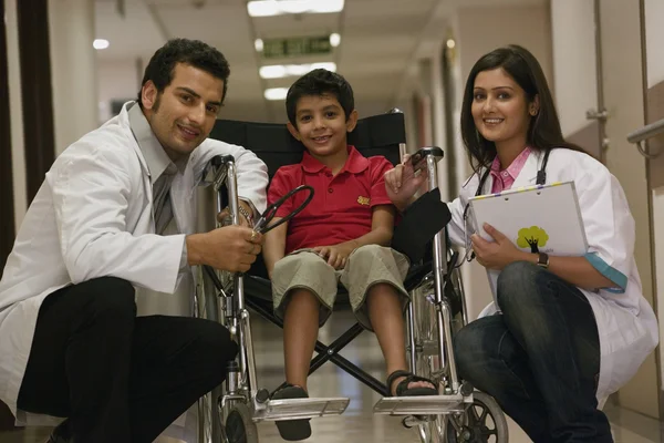 Doctors and a child — Stock Photo, Image