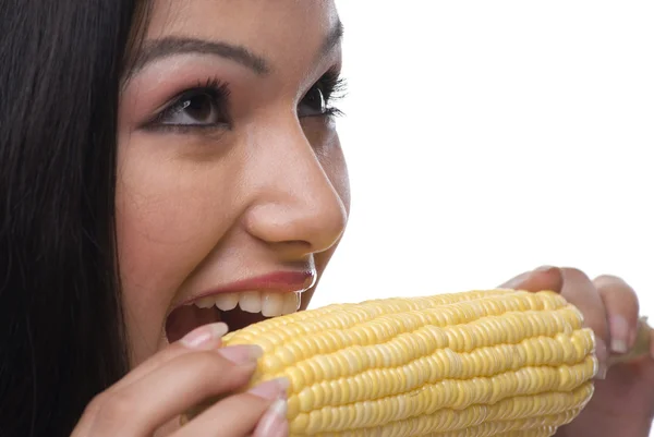 Femme mangeant du maïs — Photo