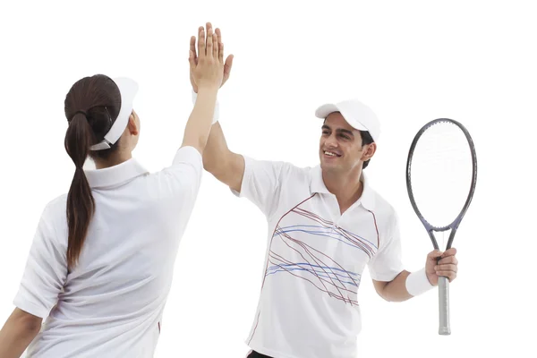 Jugadores de tenis haciendo cinco altos —  Fotos de Stock