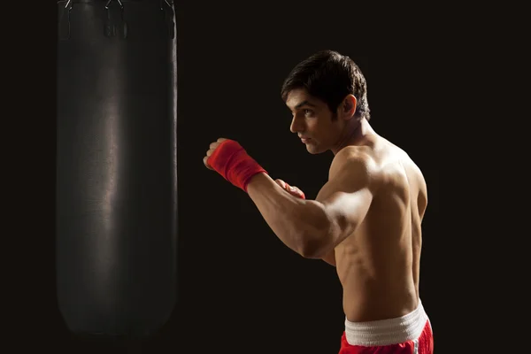 Junger indischer Boxer schlägt zu — Stockfoto