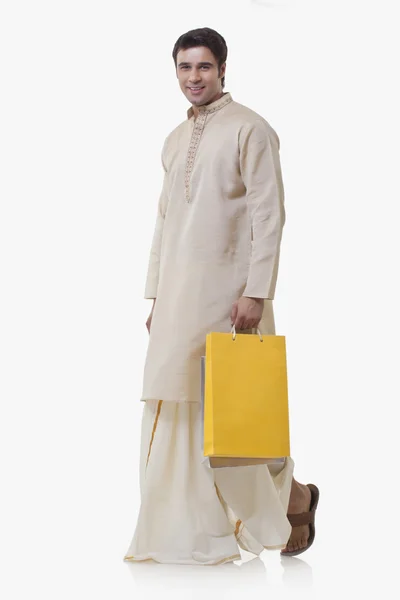 Bengalli adam holding alışveriş torbaları — Stok fotoğraf