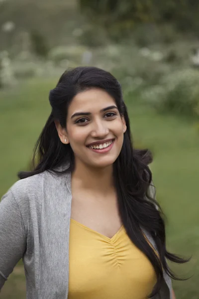 Schöne Frau lächelt — Stockfoto