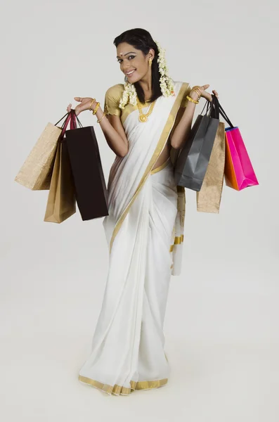 Femme indienne avec sacs à provisions — Photo