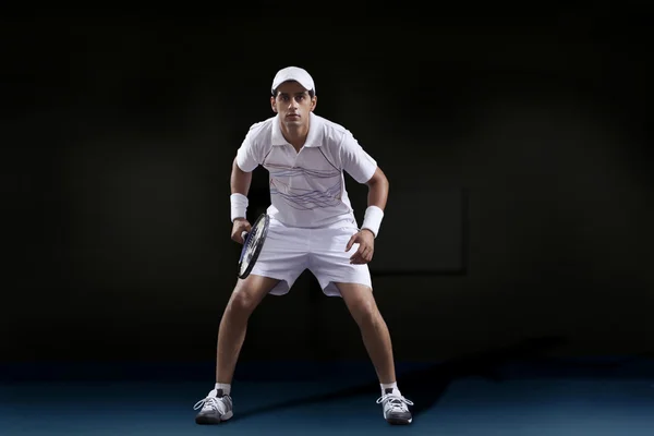 Genç adam tenis raketi holding — Stok fotoğraf