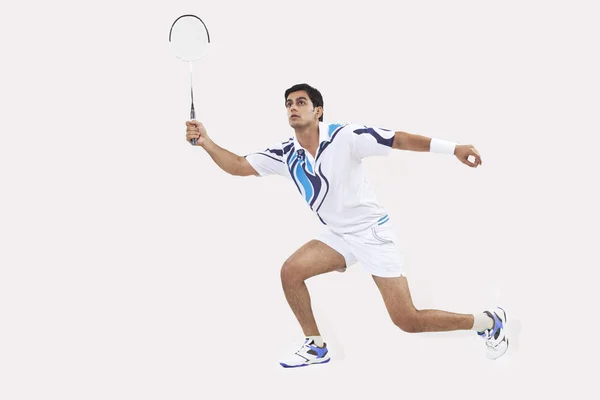 Hombre en ropa deportiva jugando bádminton — Foto de Stock