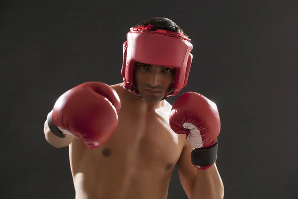 手袋、ヘッド プロテクターでインドのボクサー — ストック写真