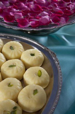 tatlılar ve çiçek yaprakları