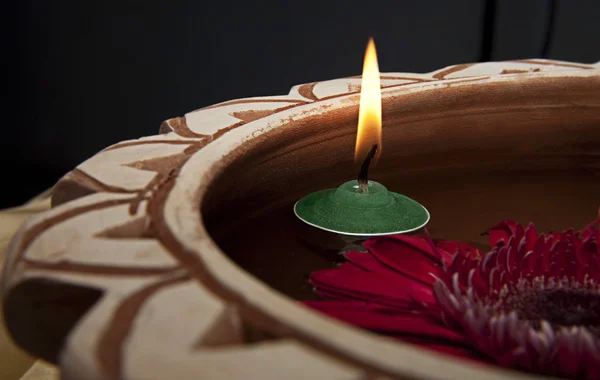 Flores y velas — Foto de Stock