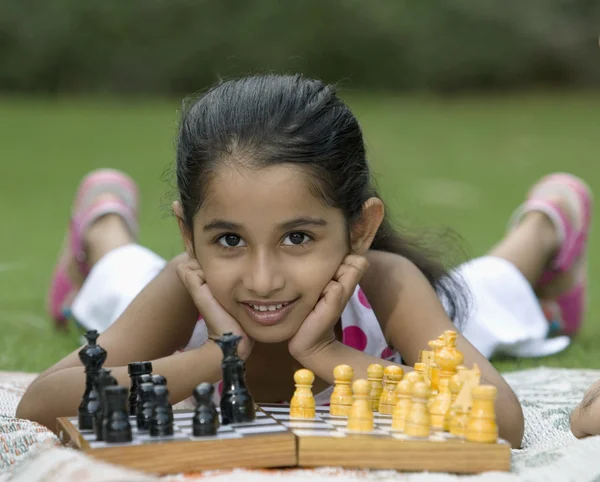 Menina jogando xadrez — Fotografia de Stock