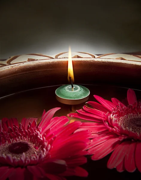 鲜花和蜡烛 — 图库照片