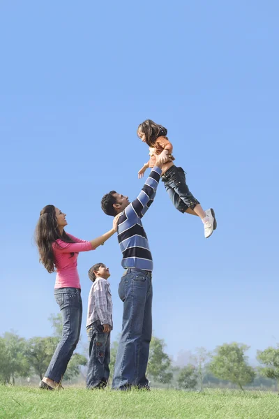 Família ao ar livre — Fotografia de Stock