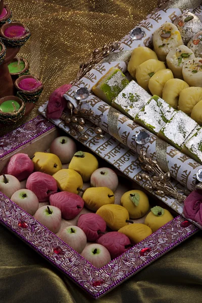 Platos dulces con diyas — Foto de Stock
