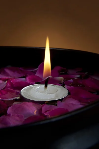 Květiny a svíčky — Stock fotografie